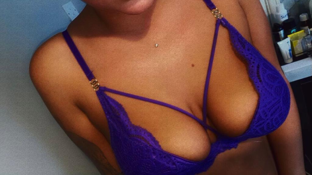 Leeds escort Indie , Blonde  hair, 36D , dress size 10 to 12