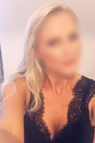 Leeds escort Saskia, Blonde hair, 34C, dress size 8 to 10