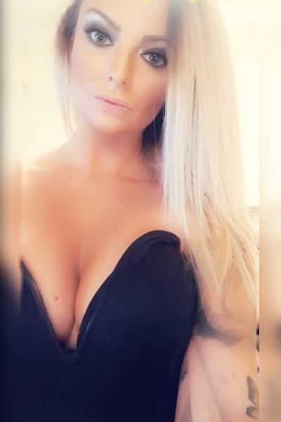 Leeds escort Louise, Blonde hair, 34E, dress size 10