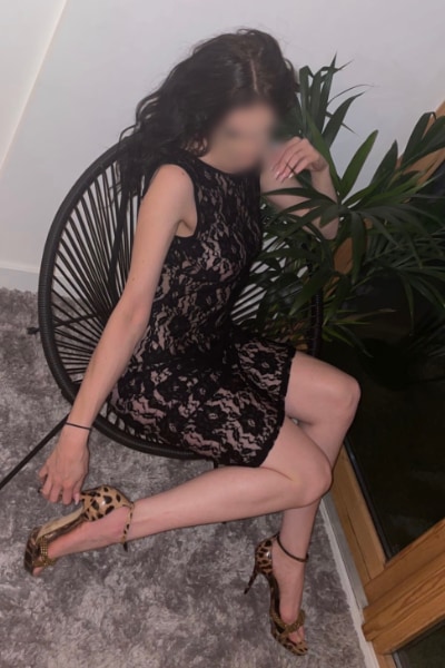 Leeds escort Letty, Brown hair, 32C, dress size 6 to 8